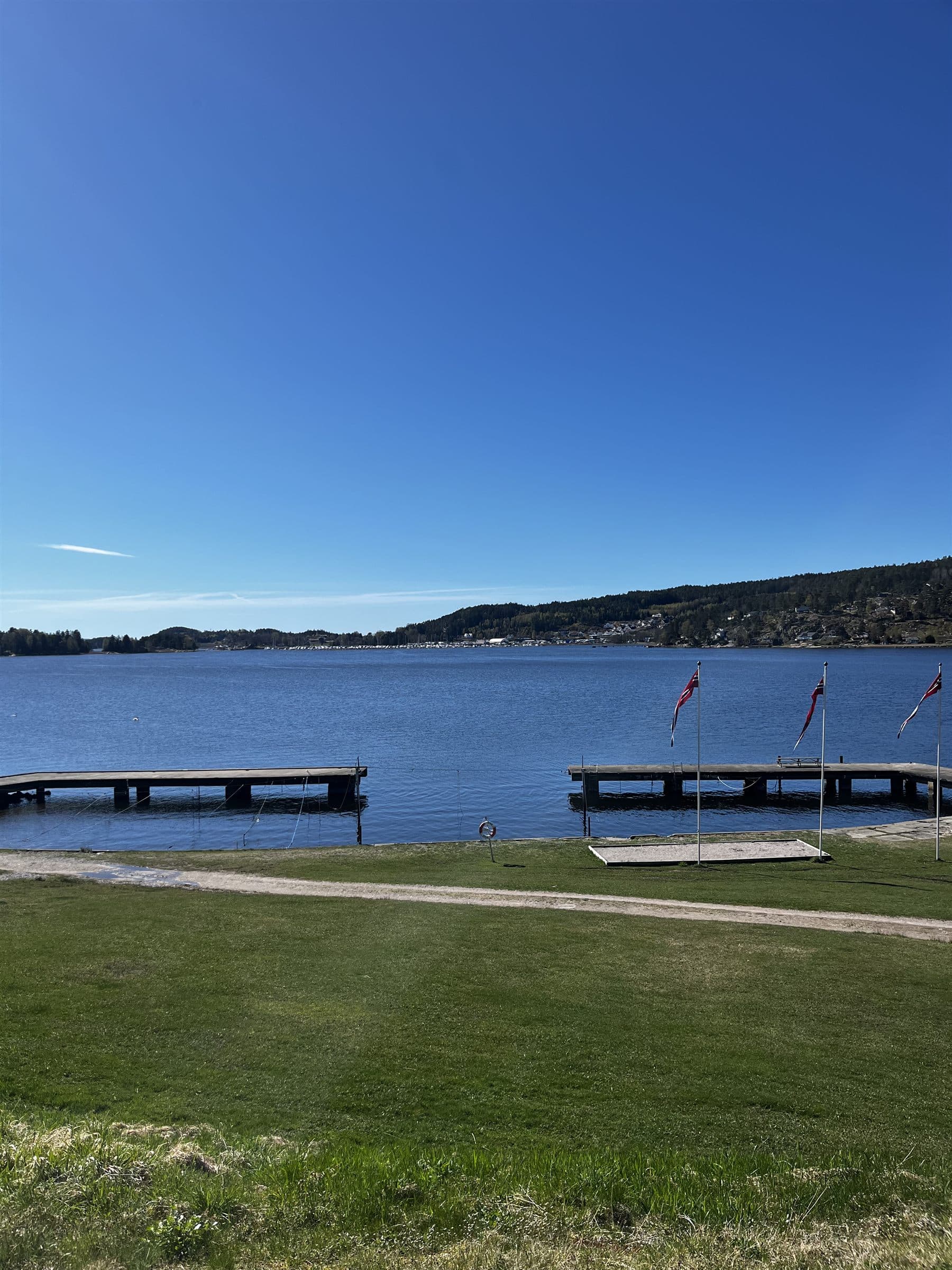 Uteplassen ved Kafe Bukten med sjøen like ved
