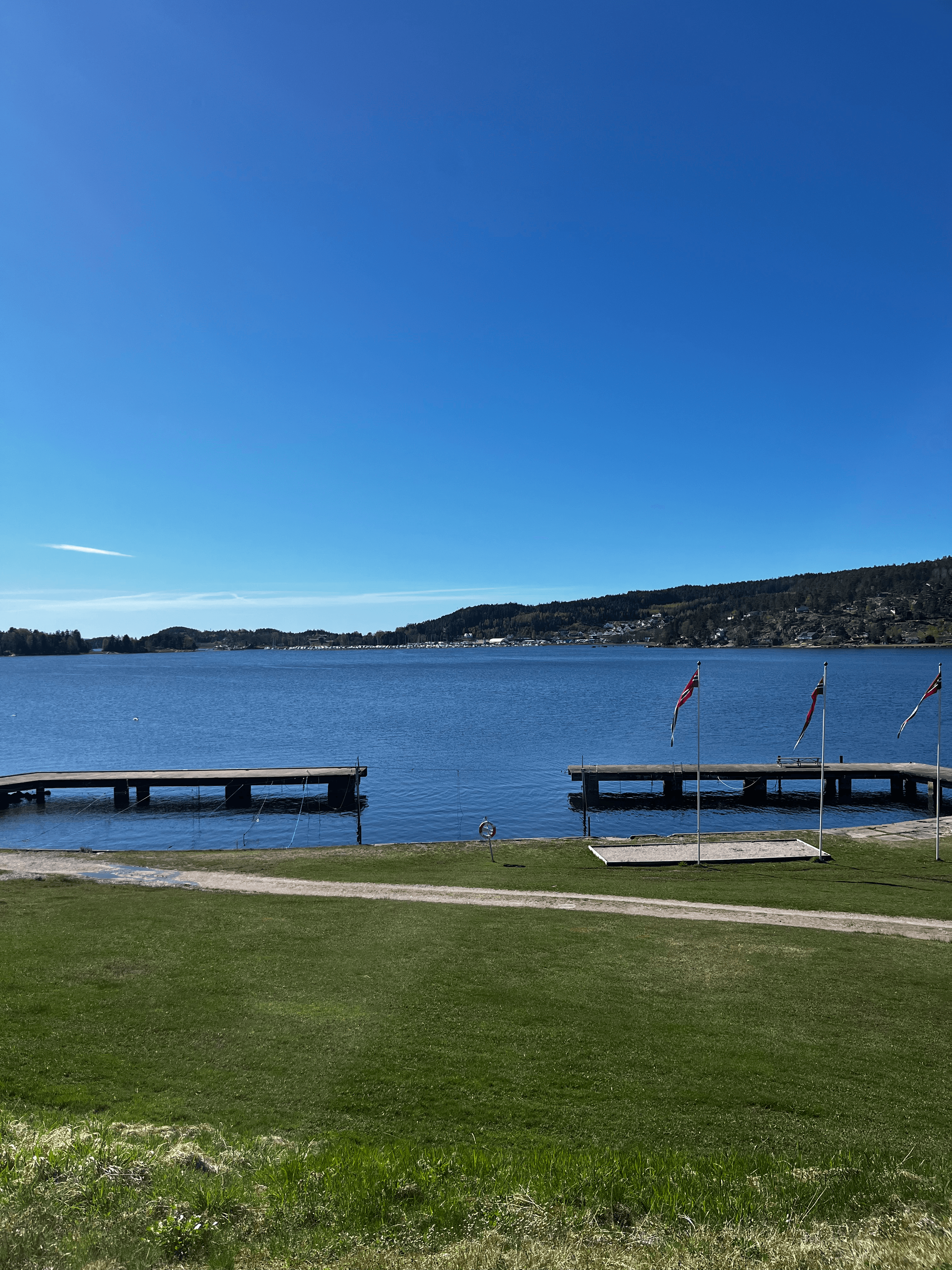 Uteplassen ved Kafe Bukten med sjøen like ved